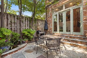 屋外ダイニングエリア