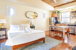 4 室のベッドルーム、デスク、アイロン / アイロン台、WiFi