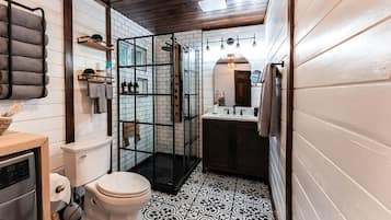 Een douche, een haardroger, handdoeken, zeep