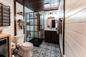 Dusche, Haartrockner, Handtücher, Seife