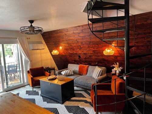 Fully Loaded Cabin, Coffee Bar, NEW Hot Tub, Epic Firepit, Close to the Dells