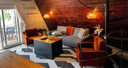 Fully Loaded Cabin, Coffee Bar, NEW Hot Tub, Epic Firepit, Close to the Dells