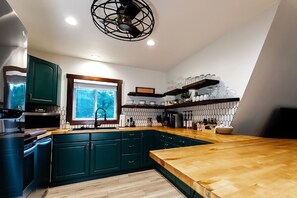 Kühlschrank, Mikrowelle, Ofen, Herdplatte