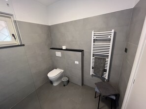 Ducha, secador de pelo, toallas y jabón