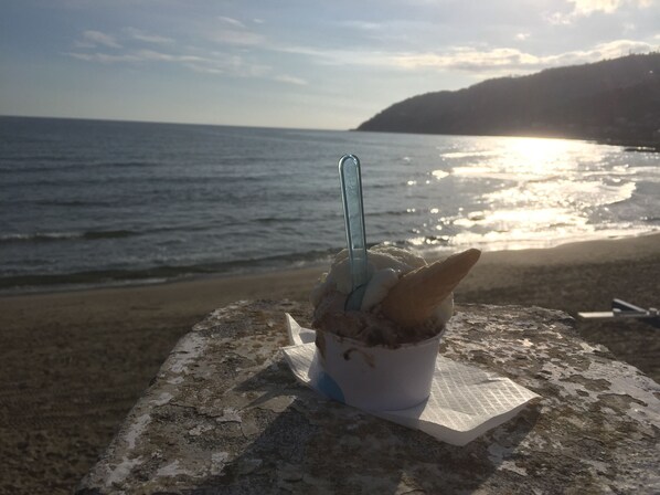 Camastros y toallas de playa