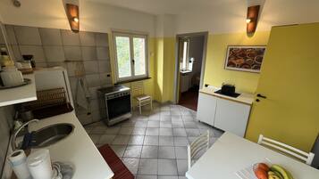 JÀÀkaappi, uuni, liesi, kahvin-/teenkeitin