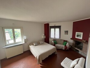 2 slaapkamers, een strijkplank/strijkijzer, reisbedje, wifi
