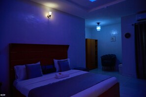 迷你吧、特色家居、免费 WiFi、床单