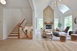 TV connectée, cheminée, jeux vidéo, table de tennis de table