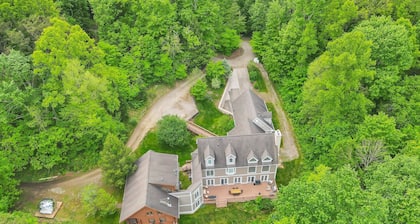 11,000sqft sleeps 29, POOL! lake swimming & fishing, hot tub, sauna, 130 acres!