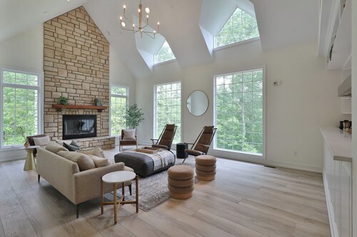 11,000sqft sleeps 29, w/ POOL! private lake, hiking trails, hot tub, 130 acres!