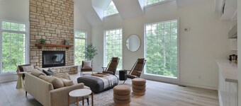 11,000sqft sleeps 29, w/ POOL! private lake, hiking trails, hot tub, 130 acres!