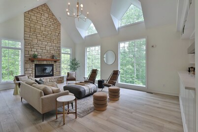 11,000sqft sleeps 29, w/ POOL! private lake, hiking trails, hot tub, 130 acres!