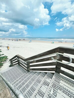 En la playa, camastros y toallas de playa 