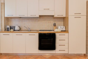 Fridge, oven, coffee/tea maker, electric kettle