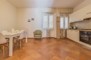 Fridge, oven, coffee/tea maker, electric kettle