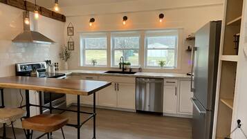 Frigorífico, microondas, horno y placa de cocina