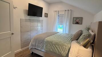 4 quartos, escrivaninha, ferros/tábuas de passar roupa