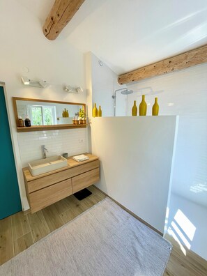 Shower, hair dryer, towels