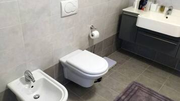 Hårtørrer, bidet, håndklæder, Sæbe