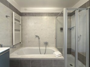 Asciugacapelli, bidet, asciugamani, sapone