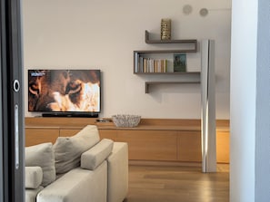 Smart TV, books, printers - Apartment with a beautiful terrace (Riva del Garda)