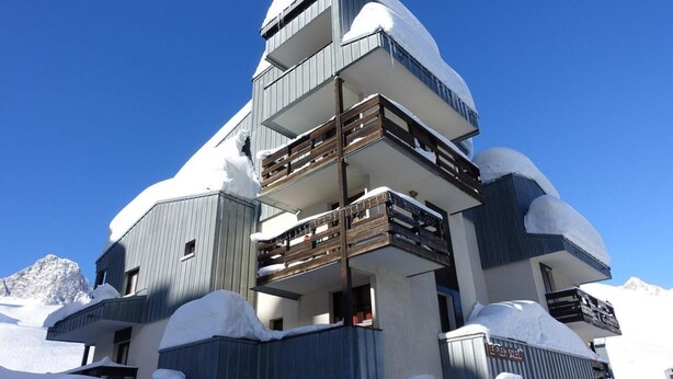 A multi-story hotel with balconies, surrounded by snow. - 100m from resort center, Ground floor, tv, ski locker, 29m², Tignes (Tignes)