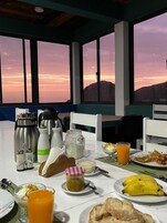 Desayuno con opciones de la cocina local incluido todos los días 