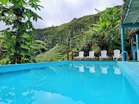 Una piscina al aire libre. The Retreat