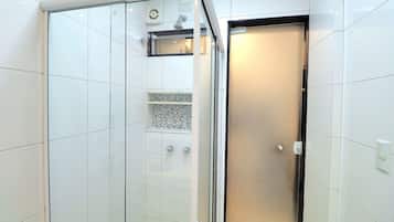 Deluxe Apartment | Bathroom | Shower, hair dryer, bathrobes, towels