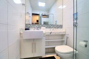 디럭스 아파트 | 욕실 | 샤워 시설, 헤어드라이어, 목욕가운, 타월