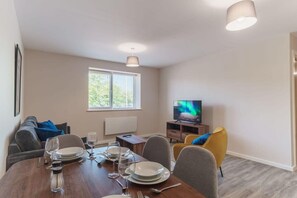 Interior - Spacious & Bright 2 Bed Apartment, Manchester (Salford)