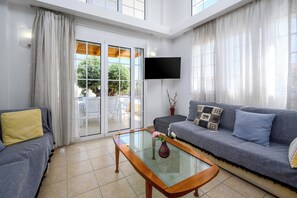 Smart-TV, DVD-Player, Tischtennisplatte, Bücher