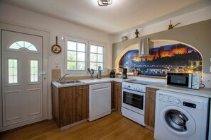 Jääkaappi, mikroaaltouuni, uuni, liesi