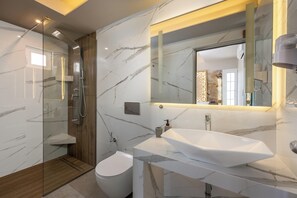 Shower, free toiletries, towels