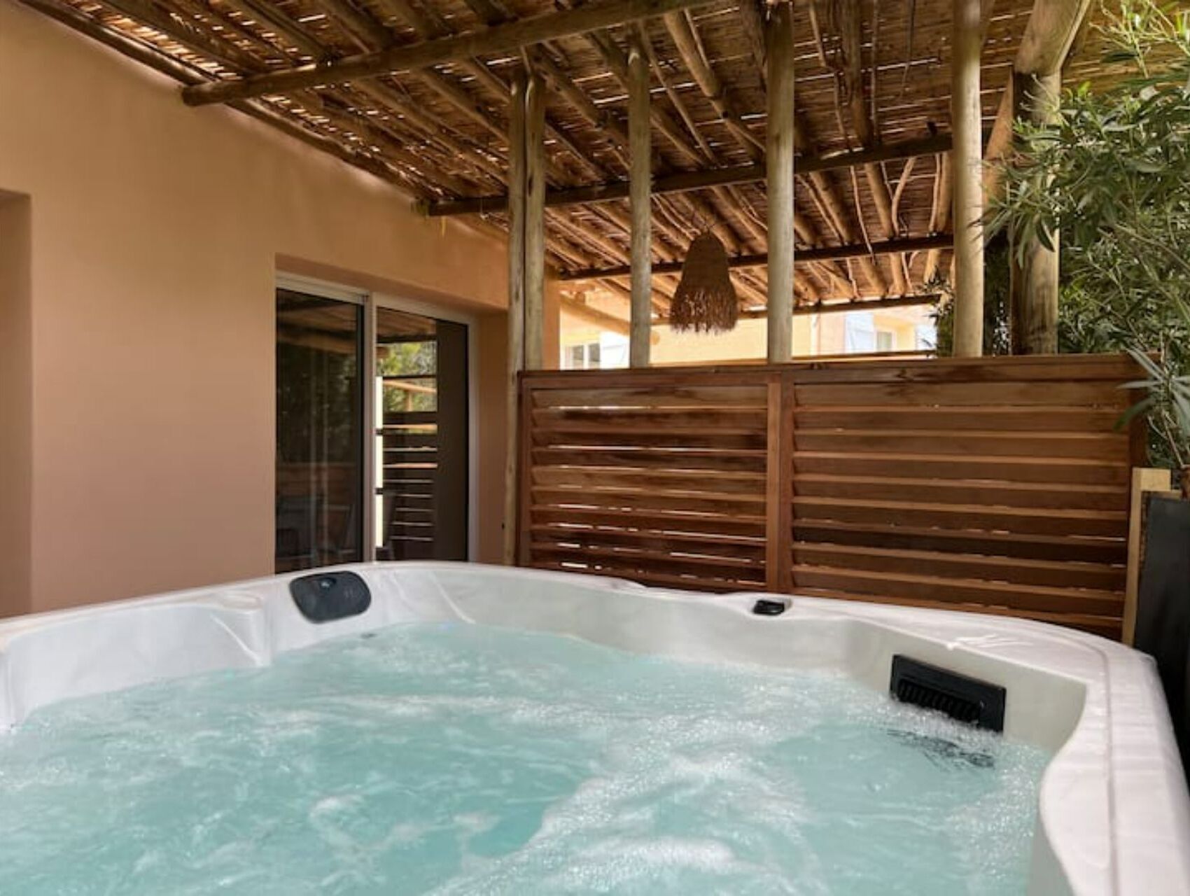 Un jacuzzi con techo y valla de madera.