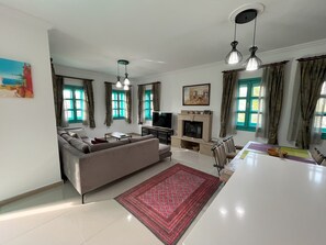 Smart TV, fireplace
