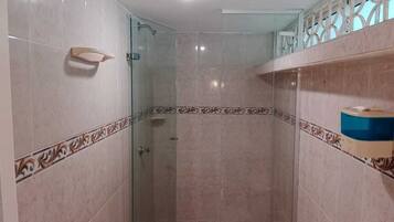 Regadera, bidet, toallas