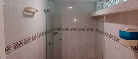 Dusche, Bidet, HandtĂŒcher