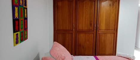 1 chambre, fer et planche à repasser, Wi-Fi gratuit, draps fournis