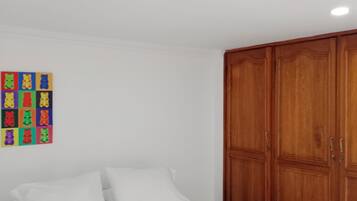 1 habitación, tabla de planchar con plancha, wifi gratis y ropa de cama