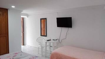 1 habitación, tabla de planchar con plancha, wifi gratis y ropa de cama
