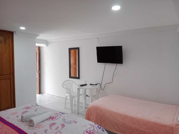 1 slaapkamer, een strijkplank/strijkijzer, gratis wifi, beddengoed