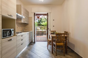 Apartamento básico | Cozinha privada | Geladeira, chaleira elétrica, talheres/pratos/utensílios de cozinha
