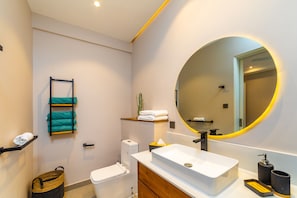 Sèche-cheveux, serviettes fournies, savon