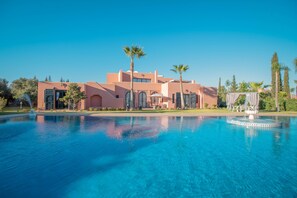 حمّام سباحة خارجي موسمي