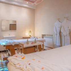 Salas de tratamiento para parejas, una bañera de hidromasaje, baño turco
