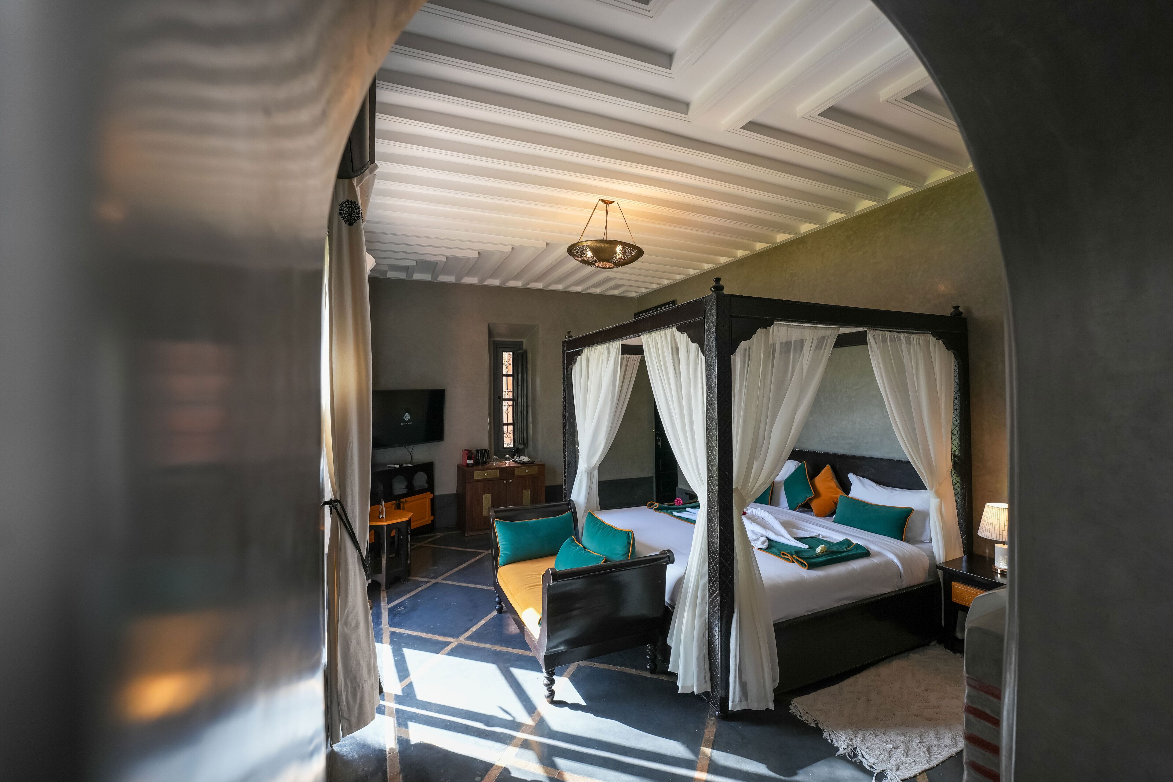 Suite Supérieure, 1 très grand lit, salle de bains privée, vue piscine | 1 chambre, coffres-forts dans les chambres, Wi-Fi gratuit