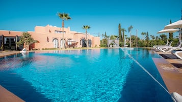Suite superior, 1 cama King size, baño privado, vista a la alberca | Vista al jardín