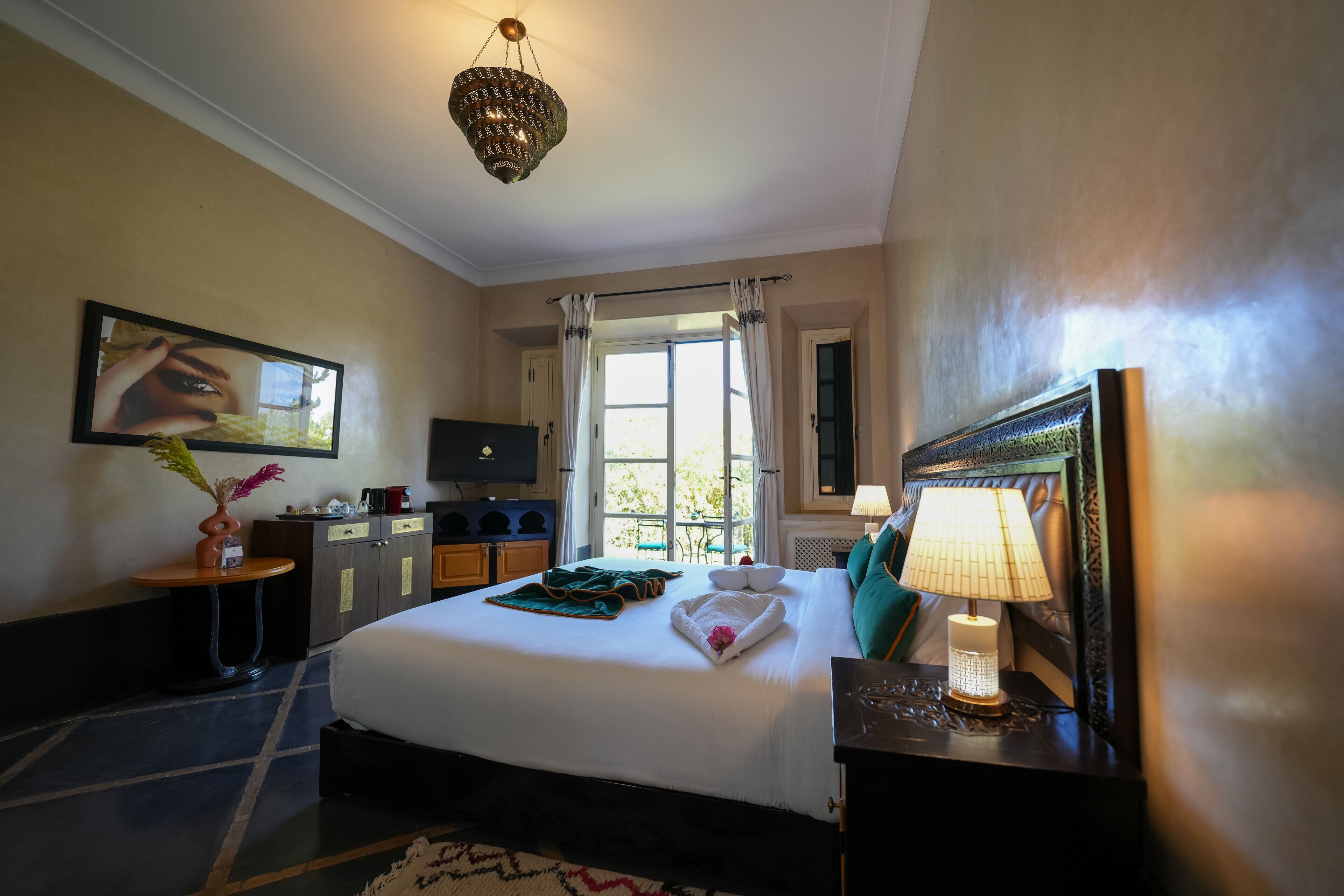 Suite – superior, 1 kingsize-seng, privat bad, bassengutsikt | 1 soverom, safe på rommet og wi-fi (inkludert)
